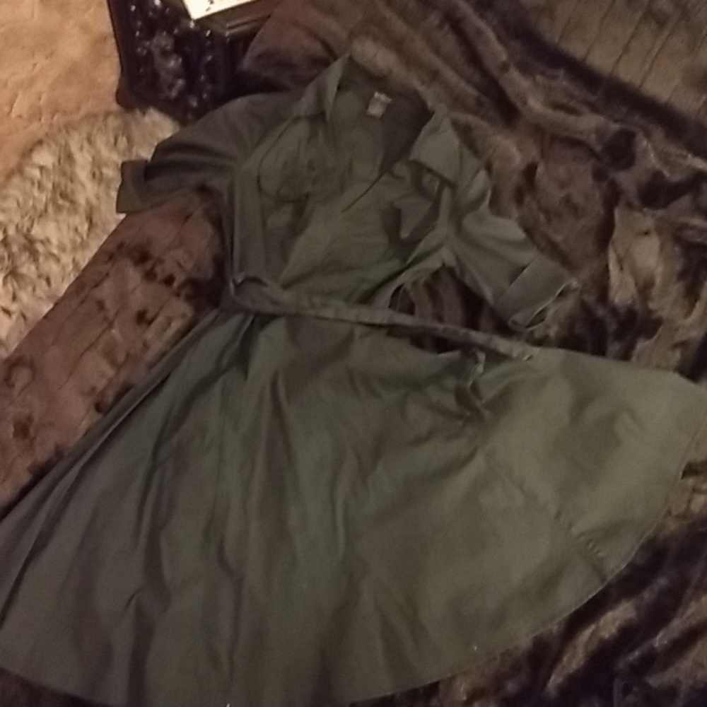 Forever 21 1950s style v-neck dress small